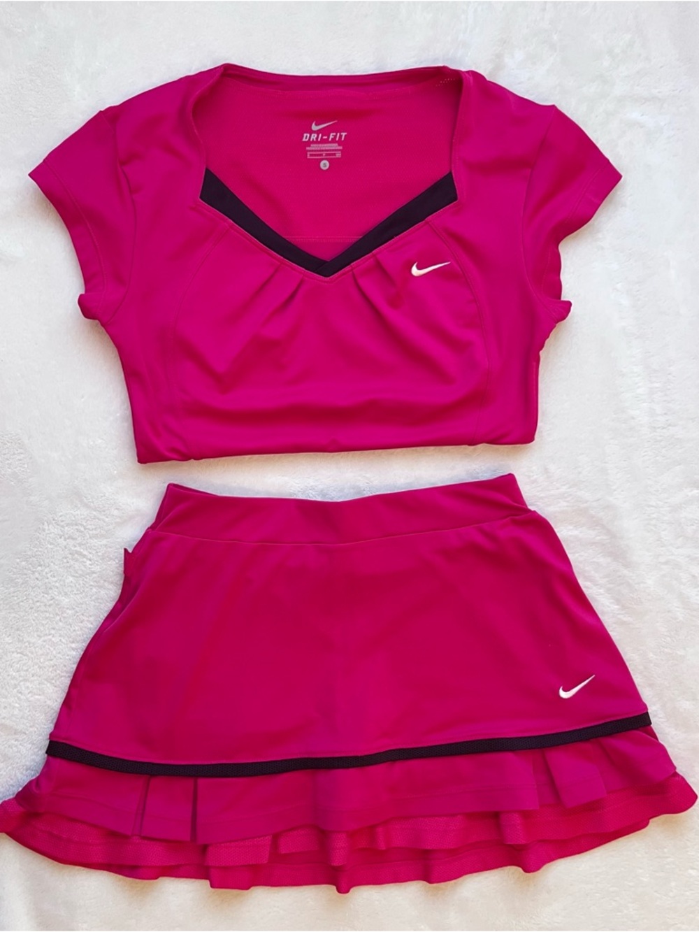 Nike Dry-Fit Women’s Fuchsia Tennis Outfit (2 pieces) - Picture 2 of 16